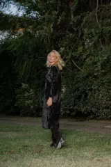 Botas de caña alta estilo western, confeccionadas en cuero negro, con taco cuadrado y detalle de tiradores laterales.