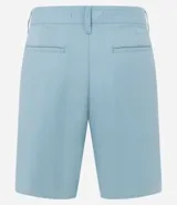 Bermuda masculina de sarga en color blanco, con cierre frontal de botón y cremallera, trabillas para cinturón y bolsillos laterales.