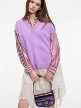 Sweater sin mangas de cuello V, color azul marino, confeccionado en cashmere.