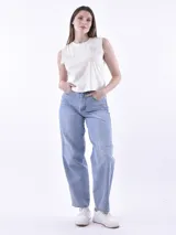 Musculosa blanca de corte cropped, con cuello redondo y diseño sin mangas. Presenta dos estrellas grandes formadas por tachas plateadas en la parte superior delantera, acompañadas de pequeñas tachas dispersas.