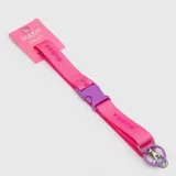 Lanyard de tela color fucsia con logo de la marca estampado en tono más oscuro. Cuenta con una hebilla de cierre de plástico color violeta y un gancho metálico con argolla para llaves o credenciales.
