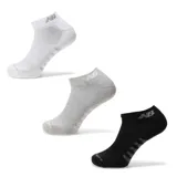 Pack de tres pares de medias deportivas New Balance de corte bajo, en colores blanco, gris y negro. Presentan tejido transpirable en el empeine, refuerzo en la planta y logo de la marca bordado en el tobillo.