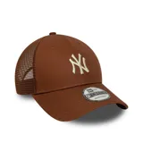 Gorra marrón con logo de los New York Yankees bordado en blanco en el frente. Parte trasera de malla y visera curva.