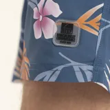 Short de baño azul con estampado tropical de hojas y flores, cintura elastizada con cordón ajustable.