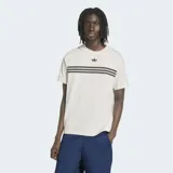 Remera Adidas de corte clásico y cuello redondo, de color blanco. Presenta líneas horizontales oscuras y amarillas en el pecho y el logo del trébol bordado en azul marino.