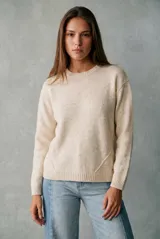 Sweater de lana color beige con diseño de motas multicolores, corte oversize, cuello redondo y puños y ruedo acanalados.