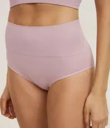 Bombacha de tiro alto confeccionada en poliamida seamless con textura acanalada y cintura elástica.