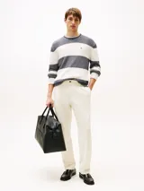 Sweater de punto Tommy Hilfiger a rayas horizontales blancas y grises, con cuello redondo y logo bordado en el pecho. Corte regular.