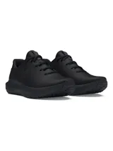 Championes de running Under Armour modelo Charged Surge 4, color negro. Presentan una parte superior de malla transpirable con superposiciones sintéticas para mayor soporte, entresuela Charged Cushioning para una amortiguación reactiva y suela de goma resistente para mayor tracción.