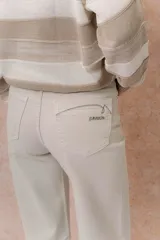 Pantalón de jean con corte wide crop y tiro alto. Presenta un lavado azul clásico con sutiles desgastes, pierna amplia con largo al tobillo, cierre frontal con botón y bolsillos funcionales.