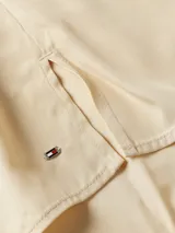 Blusa color crema de Tommy Hilfiger, de corte regular, con cuello en V y mangas cortas.