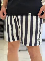Short de baño con diseño de rayas verticales en color azul marino y blanco, con cintura elástica y cordón ajustable.