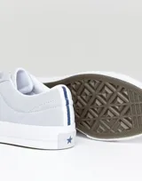 Championes urbanos Converse One Star de gamuza gris con logo de estrella en blanco y suela de goma blanca.