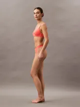 Bombacha tipo colaless de microfibra de la línea Perfectly Fit de Calvin Klein, con talle medio y acabado de dobladillo reforzado invisible.