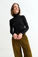 Remera básica de manga larga con cuello polera, confeccionada en tejido suave y elástico.