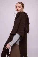 Ruana tejida en lana merino color ladrillo, con textura de punto grueso.