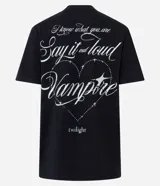 Remera de manga corta color negro, corte oversize, con cuello redondo. Presenta un estampado frontal inspirado en la película Twilight, con el título y una imagen de Bella y Edward dentro de un corazón.
