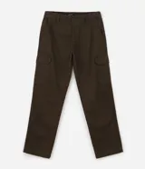 Pantalón cargo de sarga color marrón, corte recto, con bolsillos laterales y bolsillos con solapa en las piernas.