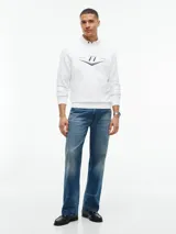Buzo blanco de cuello redondo con estampado gráfico frontal del número 77 y detalles distintivos de la colaboración con Cadillac Formula 1 Team.