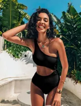 Malla entera negra con un solo hombro y abertura en la cintura.