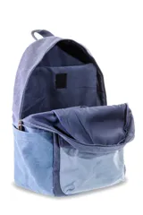Mochila azul de lona tipo canvas con bolsillo frontal y logo de la marca en etiqueta de cuero.