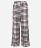 Pantalón de pijama de franela con estampado de cuadros en tonos marrón y blanco. Presenta un corte holgado, cintura elástica y diseño cómodo ideal para el descanso.
