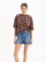 Remera marrón de manga corta y cuello redondo, con estampado all-over de labios.