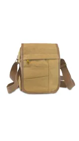 Morral bandolera de tela canvas color gris oscuro con detalles en negro. Tiene tapa con cierre, bolsillo frontal con cierre bajo la tapa, bolsillo trasero con cierre y correa larga regulable.