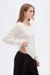 Sweater de algodón tejido con textura en relieve, cuello redondo y mangas largas, de calce holgado.
