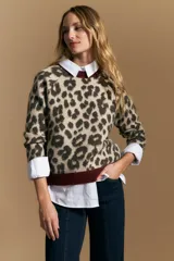 Sweater de tejido jacquard con estampado animal print, de silueta relajada y manga larga. Presenta cuello redondo y bordes en contraste de color bordó.