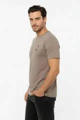 Remera de manga corta y cuello redondo, color blanco, de corte holgado, con estampa pequeña de un velero en el pecho.