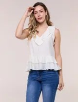 Blusa blanca sin mangas confeccionada en tejido de satén con suave textura arrugada y caída fluida. Cuenta con escote en V con volante en el cuello y ruedo estilo peplum con doble capa de volados superpuestos.
