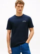 Remera de corte regular y cuello redondo de la marca Tommy Hilfiger, color azul marino, con manga corta y bordado distintivo en el pecho.