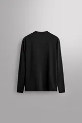 Camiseta de entrenamiento de manga larga y cuello redondo, confeccionada en tejido técnico ligero y elástico con tecnología de secado rápido. Presenta costuras planas para mayor resistencia y comodidad durante el movimiento, con un pequeño logo estampado en el bajo.