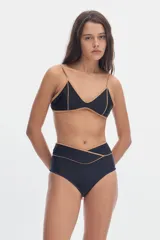 Bombacha de bikini tiro alto, color negro con detalles de vivos en contratono camel y diseño cruzado en diagonal en la cintura.