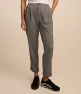 Pantalón jogger de poliéster, viscosa y elastano, con cintura de sastrería, cierre con botón y cremallera, pliegues delanteros, bajo plegado y estampa de raya de tiza.