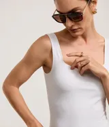 Blusa básica Cortelle sin mangas, confeccionada en poliamida, con breteles medianos y escote cuadrado tanto en el busto como en la espalda.