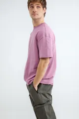 Camiseta de manga corta con corte relaxed, confeccionada en algodón, con cuello redondo y diseño minimalista.