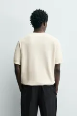 Camiseta de punto relaxed fit de algodón en color negro, con cuello redondo y manga corta, con acabados en rib.