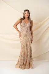 Vestido largo de fiesta color champagne, con encaje en la base y tul bordado en oro y ocre en la parte superior. Incluye chal haciendo juego con el mismo bordado.