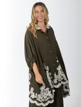 Maxi camisa color blanco de lino bordado con manga abullonada y calce amplio.