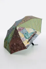 Paraguas plegable Bimba Y Lola con funda estampada combinada de animal print y motivos florales, mango negro con logo en relieve y tira de muñeca.