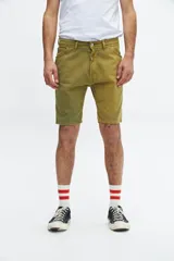 Bermuda de jean color verde oliva, corte recto y largo a la rodilla.