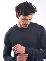 Sweater negro de punto con cuello redondo y mangas largas.