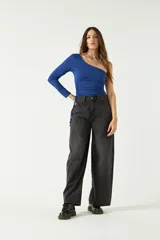 Top asimétrico de una sola manga larga, color azul, con jaretas ajustables en ambos laterales del torso que permiten regular el largo de la prenda.