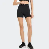 Short deportivo New Balance de tiro alto, color negro, confeccionado en tejido elástico en 4 direcciones con tecnología de secado rápido NB DRY. Presenta una banda elástica en la cintura con el logo de la marca repetido.