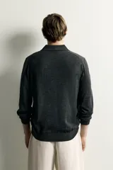 Sweater polo de punto regular fit tejido en hilatura de lana color gris oscuro, con cuello solapa, abertura frontal con botonadura y manga larga con acabados en rib.