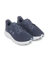 Championes de running Under Armour Charged Pursuit 4 para mujer, de color azul marino con suela blanca y detalles celestes. Confeccionados con malla transpirable y tecnología Charged Cushioning® en la entresuela para mayor amortiguación y retorno de energía.