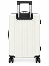 Valija rígida color blanco con diseño de líneas verticales en relieve y compartimento frontal con cierre. Cuenta con cuatro ruedas dobles multidireccionales y detalles en color negro.