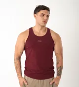 Musculosa bordó de alto gramaje, corte entallado, con cuello redondo y el logotipo de la marca bordado en el pecho.